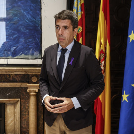  El presidente de la Generalitat valenciana, Carlos Mazón, llega a una reunión con el nuevo conseller de Emergencias e Interior de la Generalitat valenciana, en el Palau de la Generalitat. Rober Solsona / Europa Press.