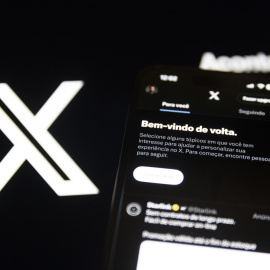 Fotografía de archivo del 9 de octubre de 2024 que muestra la pantalla de un celular con acceso a la aplicación de la red social X, antes Twitter, en Sao Paulo (Brasil).-EFE