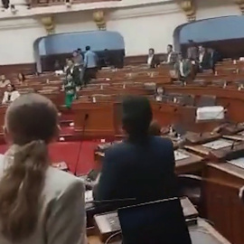 Un congresista peruano, defensor de Castillo, agrede a otro durante el pleno parlamentario