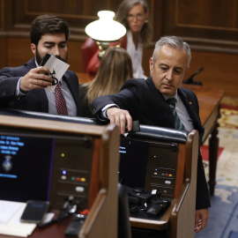 Los diputados de Vox abandonan el Pleno del Congreso y dejan sus pinganillos en el escaño de Sánchez