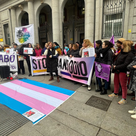 "Votar al PSOE es votar transfobia": concentración frente al Ministerio de Igualdad para reclamar el cese de Isabel García por sus posiciones tránsfobas