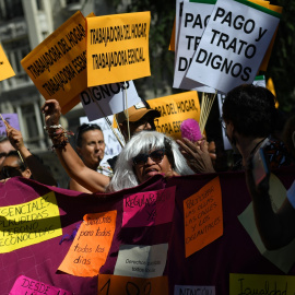 Varias empleadas domésticas durante una concentración de la Asamblea Feminista para celebrar la aprobación del convenio que vela por los derechos de los empleados domésticos, en la Plaza de las Cortes frente al Congreso de los Diputados