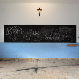 Un aula abandonada en Tortosa. Imagen de archivo.