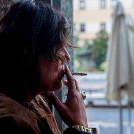 Una persona fumando en la calle, a 20 de septiembre de 2024, en Madrid (España)