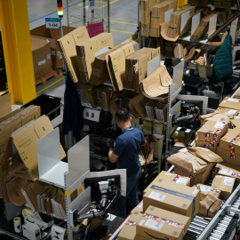 Los trabajadores del centro logístico de Amazon en Sutton Coldfield (Reino Unido) preparan pedidos antes del Black Friday, a 21 de noviembre de 2024.