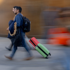 Dos turistas en la Puerta del Sol, a 29 de noviembre de 2024, en Madrid (España)