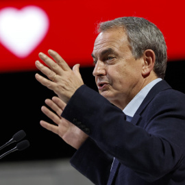 El expresidente del Gobierno José Luis Rodríguez Zapatero en el acto en el que ha recibido el premio Rosa Manzano durante el 41 Congreso Federal del PSOE, en Sevilla, a 29 de noviembre de 2024.