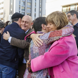 Los familiares de Mikel Zabalza durante la colocación de una placa en su memoria, en el barrio de Intxaurrondo (Donostia), a 30 de noviembre de 2024.