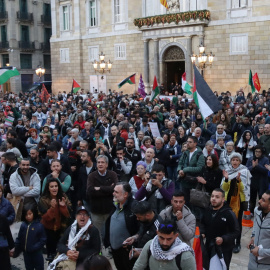 Centenars de persones es manifesten a favor de Palestina i el Líban a la plaça Sant Jaume de Barcelona.