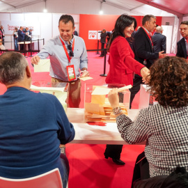 Delegados de PSOE ejercen su derecho al voto en el 41 Congreso Federal.