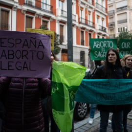 Varias mujeres con carteles durante una concentración, frente al Monasterio de la Encarnación, a 2 de diciembre de 2024, en Madrid (España).