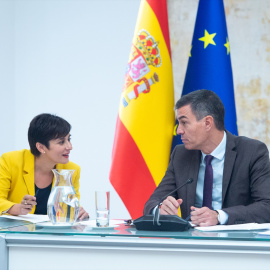 La ministra de Vivienda, Isabel Rodríguez, y el presidente del Gobierno, Pedro Sánchez, durante un encuentro con el sector inmobiliario.