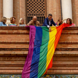 Despliegue de la bandera arcoíris LGTBI+ en la torre norte de la Plaza de España, Sevilla. Imagen de archivo.