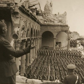 Franco se dirige a sus tropas en el Alcázar de Toledo tras el Asedio de 1936. (Imagen tomada del blog Toledo Olvidado)