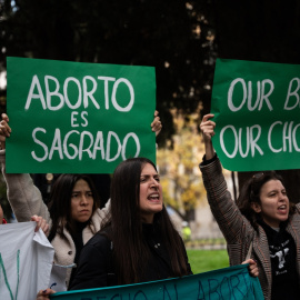 Varias mujeres con carteles durante una concentración, frente al Monasterio de la Encarnación, en Madrid