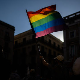 Una bandera LGTBI+ en una manifestación en Barcelona.