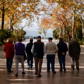 Un grupo de pensionistas dan un paseo por el parque de Alameda del Tajo, en el centro de la localidad malagueña de Ronda. REUTERS/Jon Nazca