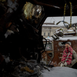 Una mujer mira varios vehículos militares rusos destruidos en el centro de Kiev, a 22 de noviembre de 2024.