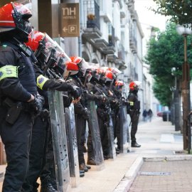 Agentes de la Ertzaintza durante un acto electoral de Vox en Vitoria.