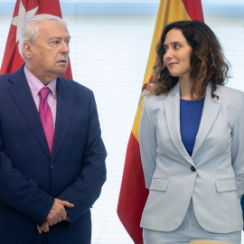 El expresidente socialista de la Comunidad de Madrid, Joaquín Leguina, junto a la actual presidenta, Isabel Díaz Ayuso.