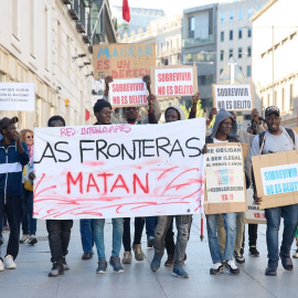 Imagen de archivo de una concentración frente al Congreso en defensa de la ILP RegularizaciónYa.