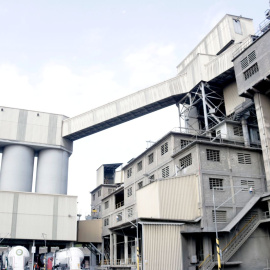 Una de les plantes de fabricació de ciment de la factoria de Ciments Molins, a Sant Vicenç dels Horts