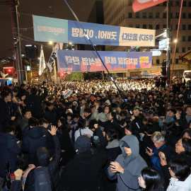 Los manifestantes se reúnen frente a la Asamblea Nacional en Seúl, (Corea del Sur).