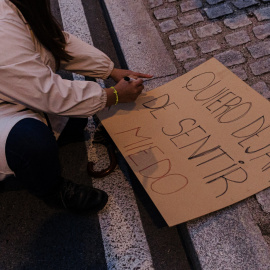 Una mujer pinta un cartel durante la manifestación convocada por el Movimiento Feminista de Madrid por el Día Internacional de la Mujer, a 8 de marzo de 2024, en Madrid (España).