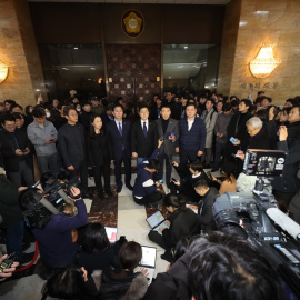 El líder del Partido Demócrata, Park Chan-dae, comparece ante los medios en la Asamblea Nacional en Seúl, en la madrugada del 4 de diciembre de 2024.