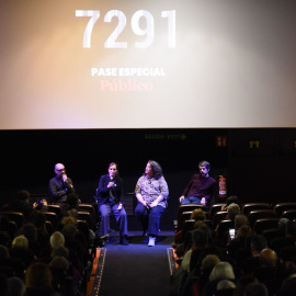 El ministro de cultura, Ernest Urtasun, la ministra de Sanidad, Mónica García, la directora de 'Público', Virginia Pérez Alonso y el director del documental, Juanjo Castro durante la proyección de 7291, a 4 de diciembre de 2024.