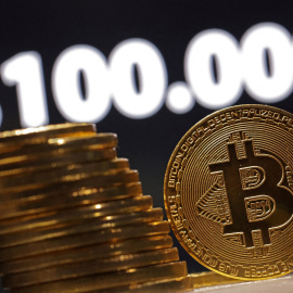 Una representación de la criptomoneda Bitcoin, con el rótulo 100.000 dólares. REUTERS/Dado Ruvic/Illustration