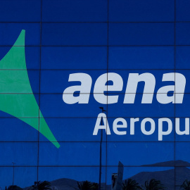 El logo de Aena en el aeropuerto de Gran Canaria, en Telde. REUTERS/Borja Suarez