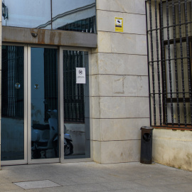 Vista de la sede judicial de Linares, donde se espera que pase a disposición judicial el acusado de matar a un niño de dos años y dejar herido a su hermano, en un caso de violencia vicaria. EFE/ Carlos Cid