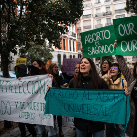  Varias mujeres con carteles durante una concentración, frente al Monasterio de la Encarnación, en Madrid. Matias Chiofalo / Europa Press.