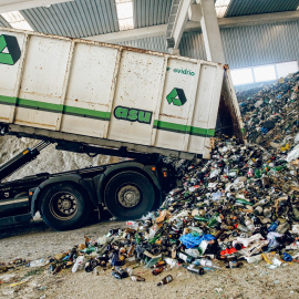  Un camión descarga el vidrio en la fábrica de vidrio Calcín Ibérico S.L, en Quer, Guadalajara. Carlos Luján / Europa Press.