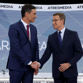  Pedro Sánchez y Alberto Núñez Feijóo se saludan antes de un debate cara a cara. Imagen de archivo. - Juanjo Martín/EFE