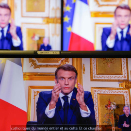 Emmanuel Macron, visto desde los monitores en la sede de AFP en París, a 5 de diciembre de 2024. | Ludovic Marin - Europa Press