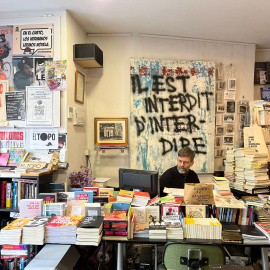 Luis Gallego, en La Fuga, rodeado de libros.