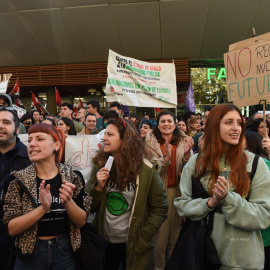 Varias personas durante una concentración por la Universidad Pública ante la Asamblea de Madrid