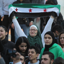  Sirios celebrando en Atenas el fin del régimen de Bashar al-Assad.Aristidis Vafeiadakis/ZUMA Press / DPA/ EuropaPress