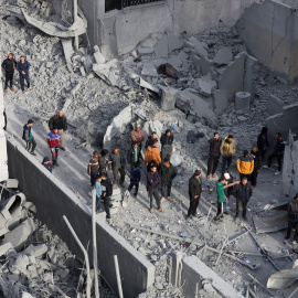  Palestinos inspeccionan los escombros de los edificios destruidos tras los ataques aéreos israelíes en el campo de refugiados de Al Nuseirat, en el centro de la Franja de Gaza. Omar Ashtawy/ Europa Press.