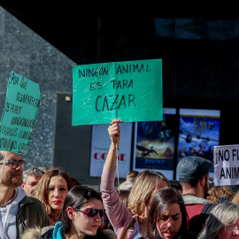 Una mujer sujeta una pancarta de 'Ningún animal es para cazar' en una concentración bajo el lema ‘No a la caza’, en la Plaza de Callao, a 5 de febrero de 2023, en Madrid (España).