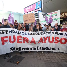 Varias personas con una pancarta durante una concentración por la Universidad Pública ante la Asamblea de Madrid, a 5 de diciembre de 2024.