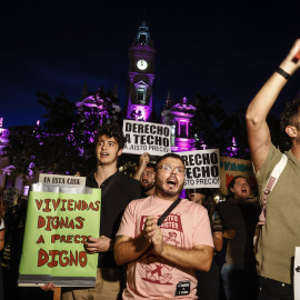 Varias personas durante una manifestación por el derecho a la vivienda, a 19 de octubre de 2024, en Valencia, Comunidad Valenciana (España)