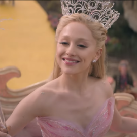 Ariana Grande interpreta a Glinda en "Wicked". Imagen: YouTube Wicked Movie