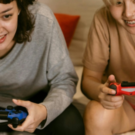 Los videojuegos cooperativos son ideales para compartir. Foto de Ketut Subiyanto/Pexels 