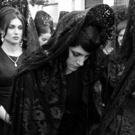 Mantillas en la Cofradía de Nuestro Padre Jesús Caído, en Córdoba. Foto: Manolo Blanco, vía Flickr.