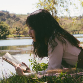 Esta es nuestra lista de 13 libros feministas que todos deberíamos leer. Foto: Nguyen Thu Hoai / Unsplash.