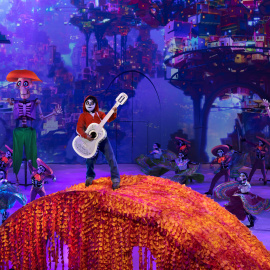 El número 'Un poco loco' de la película 'Coco', representado en el espectáculo 'Disney On Ice'. Foto: Feld Entertainment 