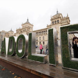 La ministra de Igualdad, Ana Redondo, visita la exposición 'La emoción de los Goya', en la plaza Zorrilla de Valladolid. Foto: Claudia Alba (Europa Press)